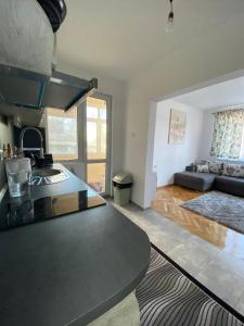 uma cozinha com um balcão e uma sala de estar em Gorgeous Two Bedroom Apartment em Silistra