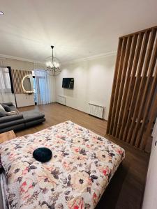 uma sala de estar com uma cama com um padrão de flores em Apartment em Tbilisi