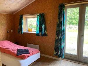 a bedroom with a bed and a window at Gislinge overnatning in Gislinge