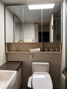 ヤンヤンにあるSurfingStayのバスルーム(トイレ、洗面台、鏡付)