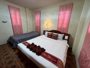 Postel nebo postele na pokoji v ubytování Mae Somboon House