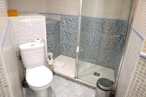 een badkamer met een toilet en een glazen douche bij Homenfun Barcelona Sagrada Familia Glories in Barcelona