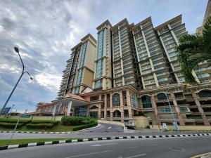um grande edifício com uma rua em frente em Kuching Town DeSunset - Balcony with Amazing View em Kuching