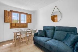 sala de estar con sofá azul y mesa en Luxe apartment, Chill Out, Beach 10 min en Alicante