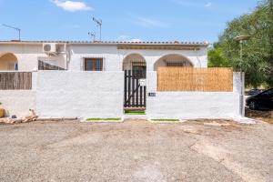 una casa blanca con una puerta delante de ella en Luxe apartment, Chill Out, Beach 10 min en Alicante