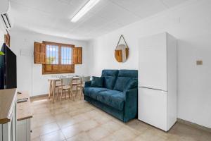 sala de estar con sofá azul y cocina en Luxe apartment, Chill Out, Beach 10 min en Alicante
