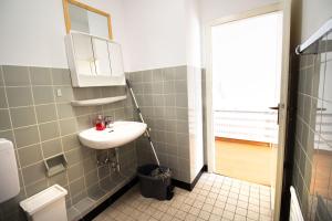 Ένα μπάνιο στο Apartment Centrum Bergisch Gladbach +14 φωτογραφίες