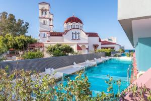 Blick auf ein Resort mit Pool und Gebäude in der Unterkunft Harmony Boutique Resort - Adults oriented in Georgioupoli