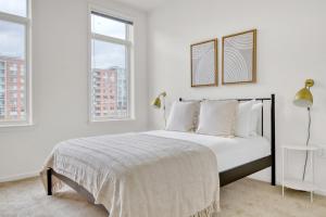 Ένα ή περισσότερα κρεβάτια σε δωμάτιο στο Hoboken 2BR w Gym Pool Shuttle nr waterfront NYC-786 +15 φωτογραφίες
