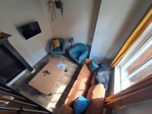 vista sul soffitto di un soggiorno con divano e sedie di vakantiewoning - Achterom a Ommen