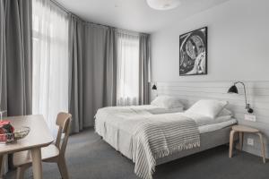 Heimen Hotel في بيرغِن: غرفة في الفندق مع سرير وطاولة سيد