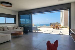 ein Wohnzimmer mit Meerblick in der Unterkunft Penthouse Sea View in Ben Yehuda by HolyGuest in Tel Aviv