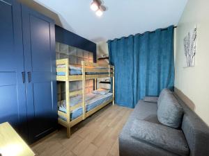 - un salon avec 2 lits superposés et un canapé dans l'établissement Superior Baltea 3 rooms, Beach 800m, AirCondition, à Gdańsk