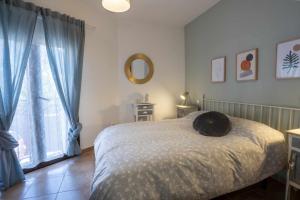 a bedroom with a bed and a large window at Apartamento Gran Canaria La Mariposa in Vega de San Mateo