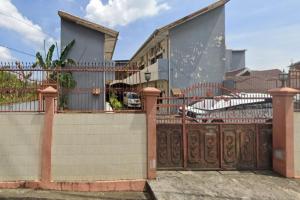 a house with a gate and a fence at OYO 93060 Wisma Astukara Syariah in Enrekang