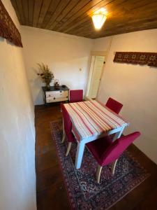 una mesa de comedor y sillas en una habitación en Spring House Изворна Къща, 