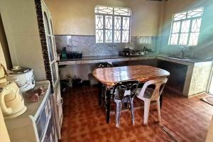 Una cocina o cocineta en Albert's Transient House