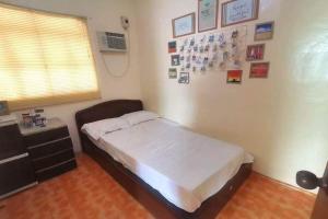um quarto de hospital com uma cama e uma janela em Albert's Transient House em Batangas City