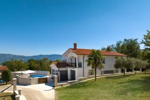 a house with a swimming pool and a yard at Villa Romano by IstriaLux in Benažići
