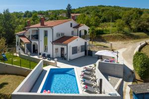 een luchtzicht op een huis met een zwembad bij Villa Romano by IstriaLux in Benažići