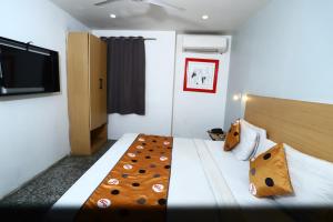 Rúm í herbergi á Hotel A4U sector 45 Gurgaon