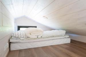 Zimmer mit einem Bett im Dachgeschoss in der Unterkunft Himoskuutio 4, erillistalo, ulkoporeallas in Jämsä