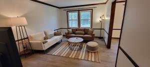 un soggiorno con divano e tavolo di Whole House 85 Acre Private Ranch Sleeps 8, hot-tub king beds a Logan