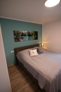 a bedroom with a bed and a painting on the wall at Urlaubstraum in Salzburgs Toplage in Salzburg