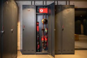 别拉什尼察Hotel Nomad的一排装有滑雪板的金属集装箱