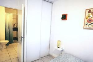 Ένα μπάνιο στο Grand studio lumineux et sa terrasse au calme +35 φωτογραφίες