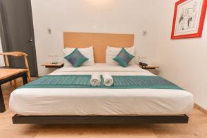 Rúm í herbergi á Hotel A4U sector 45 Gurgaon