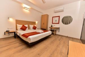 Rúm í herbergi á Hotel A4U sector 45 Gurgaon