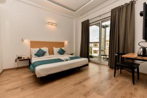 Rúm í herbergi á Hotel A4U sector 45 Gurgaon