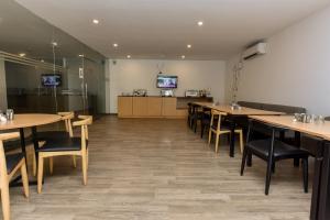 TV a/nebo společenská místnost v ubytování Hotel A4U sector 45 Gurgaon
