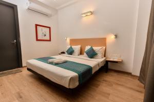 Rúm í herbergi á Hotel A4U sector 45 Gurgaon