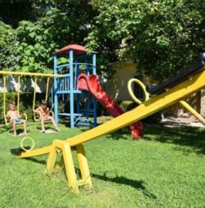 um parque infantil com um escorrega e uma estrutura de jogos em Apartments Devora 1 & bar & restaurant em Varna City