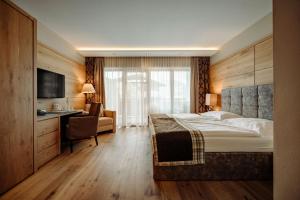 Postel nebo postele na pokoji v ubytování Das gemütliche Dorfhotel Kaltenhauser + 37 fotografií