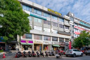 un grupo de motocicletas estacionadas frente a un edificio en HOTEL ROYAL 21 en Ahmedabad