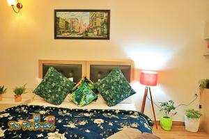 Posteľ alebo postele v izbe v ubytovaní Top Luxury & Couple Friendly Stay GP by Taj Suites & Studios