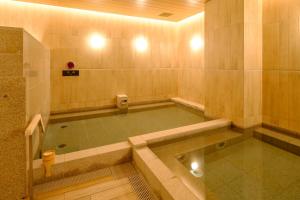 Tosei Hotel Cocone Tsukiji Ginza Premier في طوكيو: حمام به تجمع مياه في الغرفه