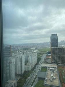 z góry widok na miasto z budynkami i samochodami w obiekcie Apartment with a lake view in Istanbul koza park borgaz w mieście Esenyurt