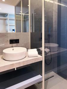 y baño con lavabo blanco y bañera. en Oca Bom Sucesso Hotel en Oporto
