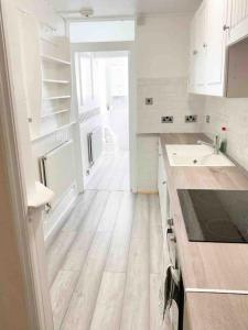 Η κουζίνα ή μικρή κουζίνα στο Lovely Two Bedroom Apartment, with private garden!