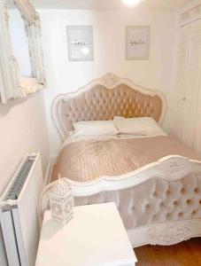Krevet ili kreveti u jedinici u objektu Lovely Two Bedroom Apartment, with private garden!