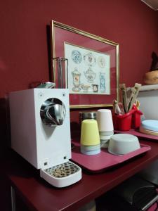 un bancone con macchinetta del caffè e piatti di Villaverde Rooms, privada baño compartido a Madrid