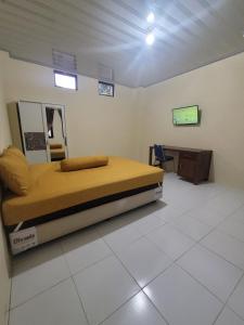 Voodi või voodid majutusasutuse Solo Nadamax City Guest House Syariah toas