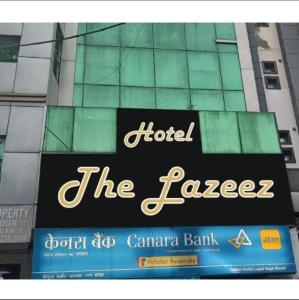 un cartello per un hotel di fronte a un edificio di HOTEL THE LAZEEZ a Nuova Delhi