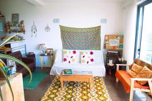 uma sala de estar com uma cama e uma mesa em Paradise Gardens em Xaghra