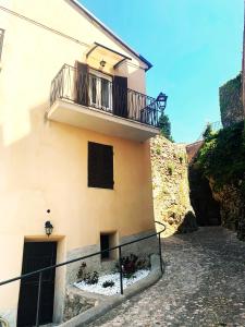 um edifício com uma varanda ao lado em Casetta romantica a Collepardo em Collepardo