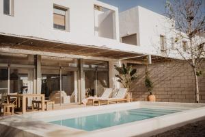 a swimming pool in front of a house at Casa2patis in El Poblenou del Delta